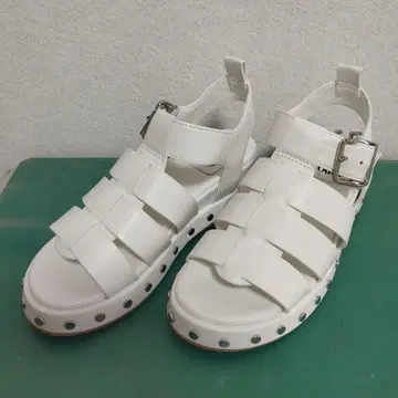 화이트 스터드 컴포트 샌들
