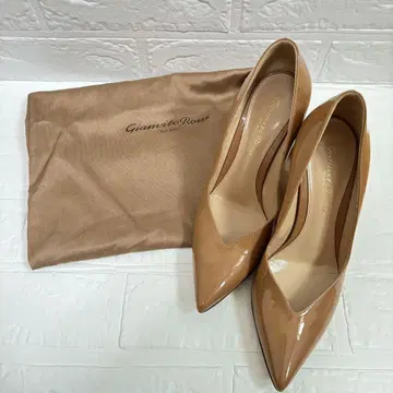 Gianvito Rossi 베이지 에나멜 스틸레토 하이힐