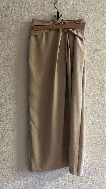 컨디션 최상] 베이지 타이트 스커트 슬릿 포함