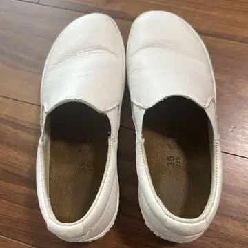 버켄스탁 화이트 가죽 슬립온 35/22.5cm