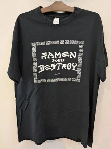 RAMEN AND DESTROY 블랙 티셔츠
