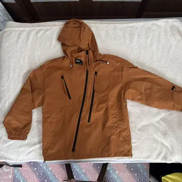 오렌지 컬러 후드 부착 마운틴 후드티