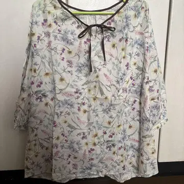 리버티 꽃무늬 오분 소매 블라우스