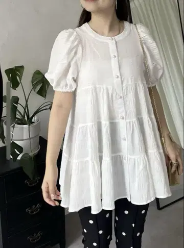 펄 버튼 퍼프 슬리브 셔링 티어드 블라우스