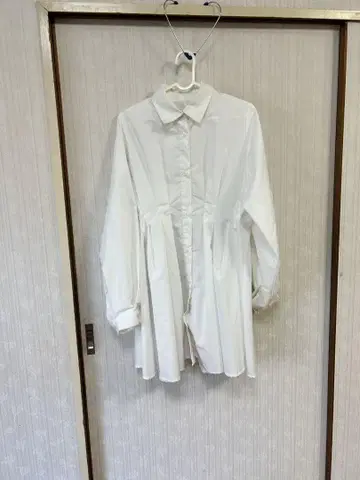 화이트 긴팔 셔츠 A 라인