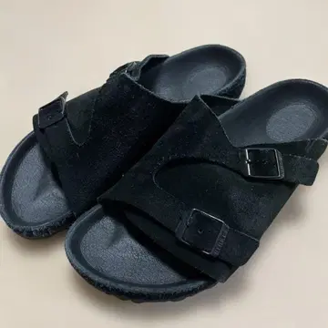 BIRKENSTOCK 블랙 샌들