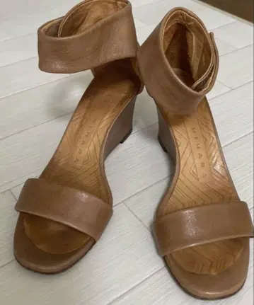 치에미하라 앵클 스트랩 웨지솔 샌들