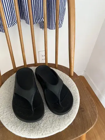 Oofos 블랙 비치 샌들
