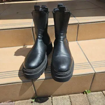 Bershka 버쉬카 사이드 고어 통굽 부츠 27cm