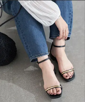 루타론 메탈 스트랩 샌들