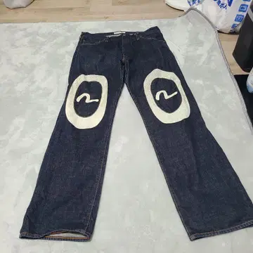 유니크한 디자인 스트레이트 데님