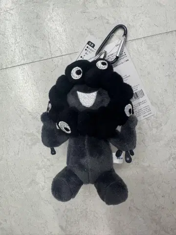 오사카 엑스포 검정 미야쿠미야쿠 카라비너 키링 블랙 앉은 자세