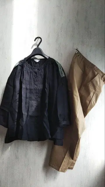 아두이트리스테스 LOISIR 린넨 코긴 자수 블라우스 블랙