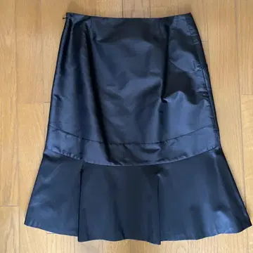 COTOO 블랙 새틴 플레어 스커트