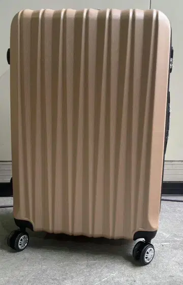 미사용 새상품 수트 케이스 캐리어 샴페인 골드 M 사이즈 경량 60L