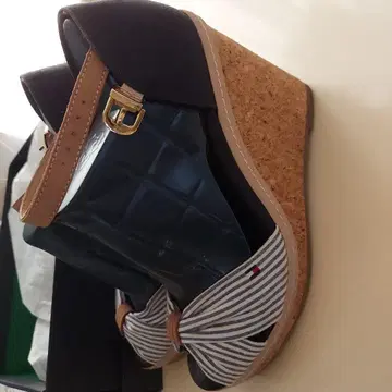 Tommy Hilfiger 스트라이프 리본 웨지 샌들