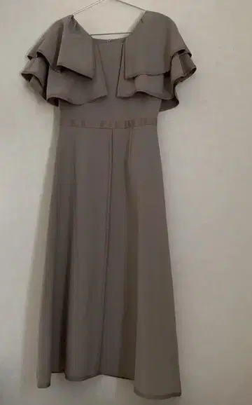 프릴이 달린 베이지 롱 원피스