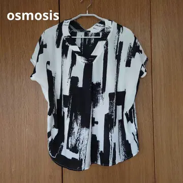 osmosis 상의 시어 소재 쉬폰 화이트 블랙 V넥 프론트 턱