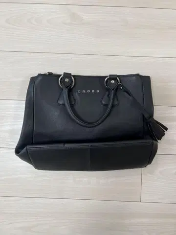 CROSS 블랙 핸드백 태슬 장식