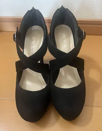 세실 맥비 샌들