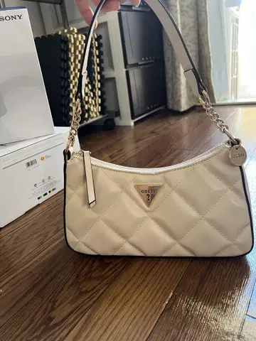 지유 GUESS 화이트 퀼팅 핸드백