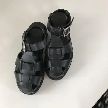 블랙 스트랩이 있는 스포츠 샌들