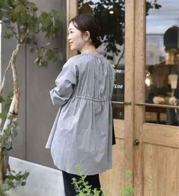 OURHOME 아워 홈 뒷면 개더링이 예쁜 블라우스 애쉬 그레이