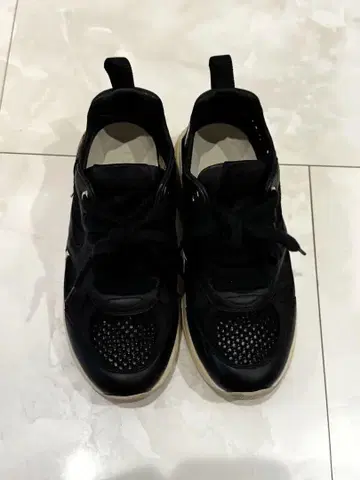 FERRAGAMO 블랙 스니커즈