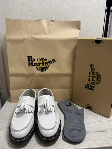 Dr. Martens 화이트 로퍼 삭스 포함