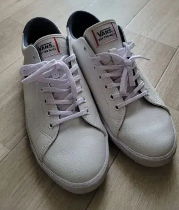 VANS OFF THE WALL 화이트 스니커즈