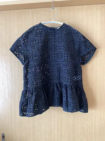 BALLSEY 블랙 자수 플럼 반팔 상의