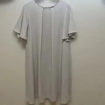 라이트 그레이(화이트에 가까운) 반팔 A 라인 원피스