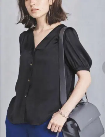 유나이티드 애로우즈 V넥 퍼프 슬리브 블라우스 네이비 새틴