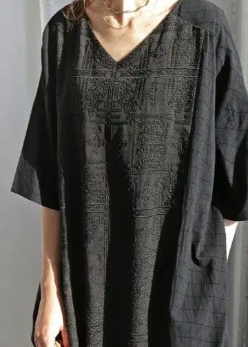 안티카 블랙 무늬 절개 롱 원피스 모드 단종