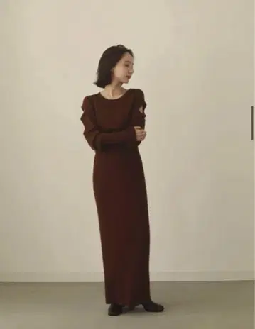 louren 숄더 컷 니트 원피스