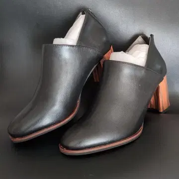 블랙 가죽 부티 8cm 힐