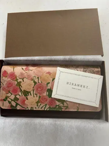 HIRAMEKI. 장미 꽃무늬 두겹 지갑