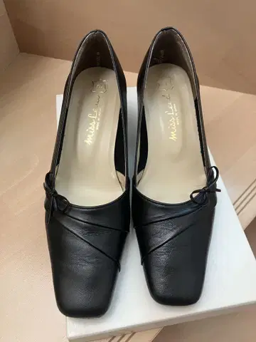 블랙 가죽 리본 포함 펌프스