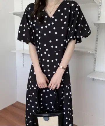 백 슬릿 볼륨 소매 도트 무늬 원피스