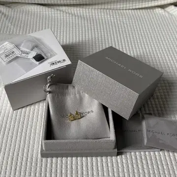 마이클코어스 귀걸이