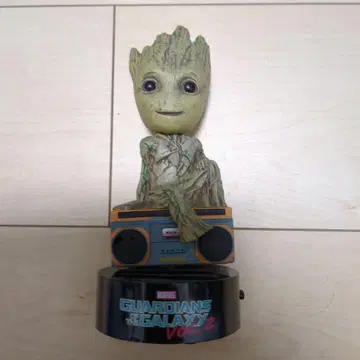 가디언즈 오브 갤럭시 그루트 솔라 파워 바디 노커스 인형
