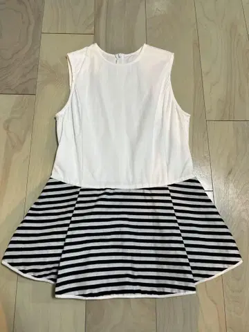 보더즈 PEPLUM SLEEVELESS TEE