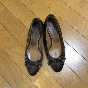 REGAL 비쥬가 달린 브라운 신발