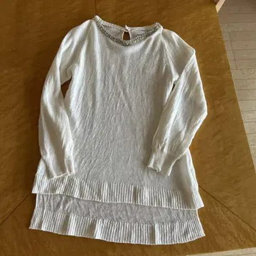 린넨 100 투모로우랜드 맥피 화이트 비쥬가 달린 상의 물만 통과