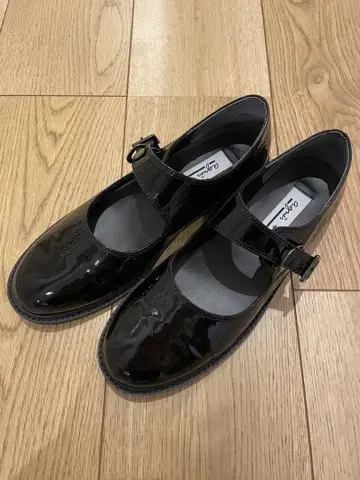 에네스베 블랙 에나멜 멜리 제인 신발