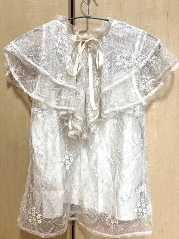 MERCURYDUO 프릴 디테일 시스루 블라우스 아이보리
