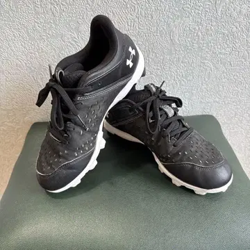 Under Armour 블랙 스파이크 슈즈 24cm