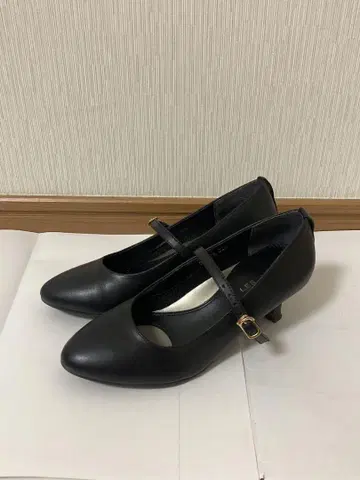 Les mues : 2way 스트랩이 달린 블랙 펌프스 22cm