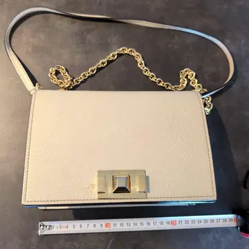 유럽 한정판 디자인 FURLA 베이지 가죽 크로스 바디
