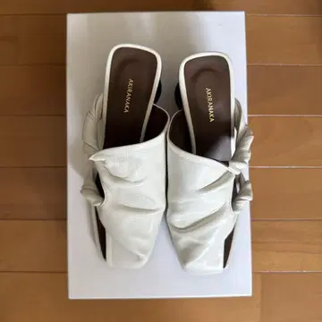 AKIRANAKA matai 뮬 샌들 화이트 한정판